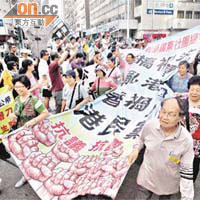 超過二千名市民遊行，聲討公民黨協助外傭爭取居港權。	（羅錦鴻攝）