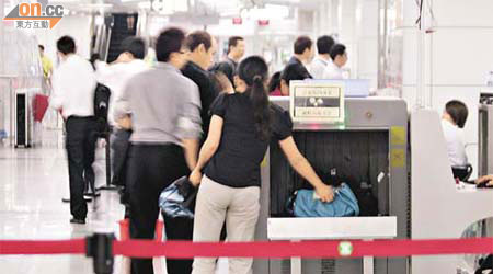 深圳地鐵仍使用Ⅹ光機監察乘客行李。	（周奕生攝）
