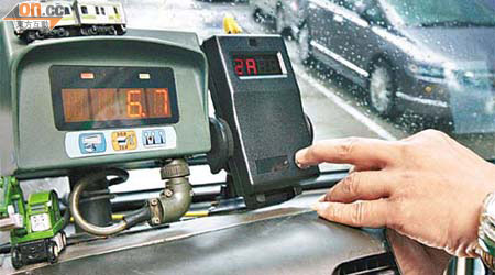 系統因應不同路段的車速限制，向司機提供減速警號。	（麥潤田攝）