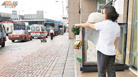 海味店女職員指示「雙槍對峙雙刀」位置。