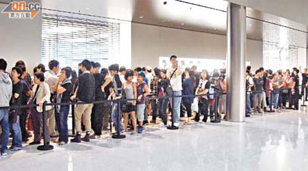 市民在中環蘋果店排隊購買iPhone4手機。	（趙瑞麟攝）