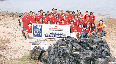 東方報業集團組隊參加清潔海灘活動，成功令大埔沙欄海灘重現美態。