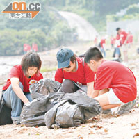 不少參加者帶同子女參加清潔海灘活動，讓他們親身實踐環保。（崔祖佑攝）