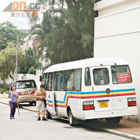 行人路被車輛佔用違泊，途人被迫在馬路上行走。