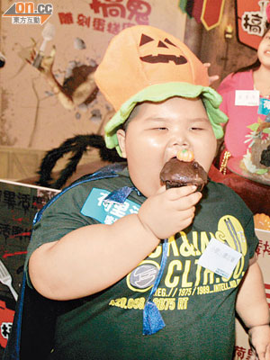 有中國第一肥童之稱的志豪特別喜愛吃甜點。