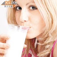 女性多飲用高鈣奶，可減低年老後患骨質疏鬆症的風險。
