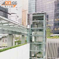 鄰近新總部正門旁的升降機採用透明玻璃設計。