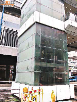 觀塘港鐵站的升降機採用磨沙玻璃設計。