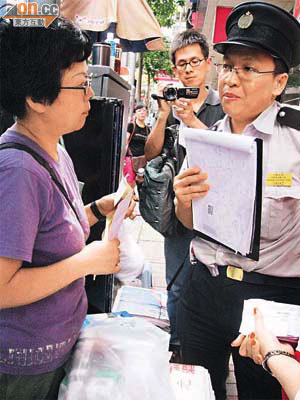 食環署在記者採訪期間派人視察，即場在記者面前向鄧桂嬌發出告票。