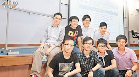 華Sir（後排右二）和一班學生成立升學網，希望有更多人能實現升讀大學的目標。