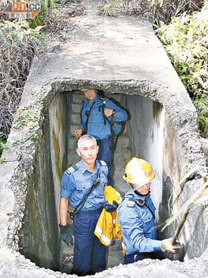 消防員進入戰壕搜索求救行山客。（陳展鴻攝）