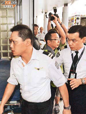 機場保安員（左）協助追捕時受傷。