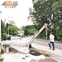 早前八號風球襲港，粉錦公路有巨型招牌倒塌。