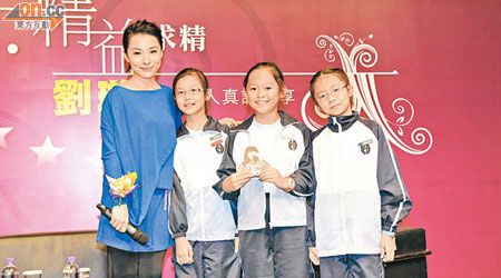 劉璇（左一）走入學生中間，好受歡迎。