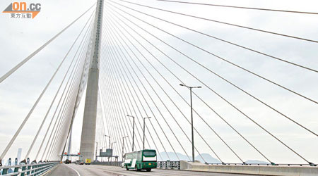 全球第二長斜拉橋的昂船洲大橋，可利用「iBot」機械人進行維修保養。