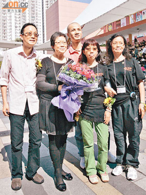 五名熱心幫助其他病友的風濕病者，獲香港風濕病基金會嘉許大使。（梁耀榮攝）