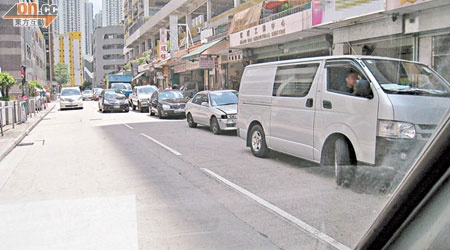 建安街違泊車輛佔據行車線，駕駛者被迫逆線行車。