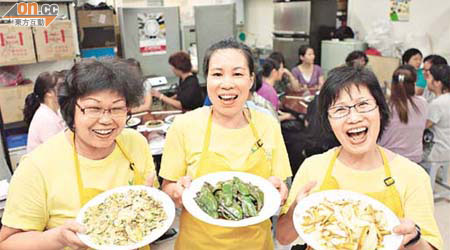 嬌姐（中）與三名女工收集街市「賣剩菜」煮成低碳素食午餐，供失業人士享用。<BR>嬌姐：「看見學員吃得開心，辛苦都值得！」