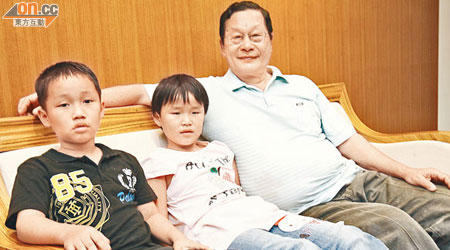 李漢樟（右）憶述兒子正大（左）及女兒正宜因便秘造成失禁，對他們一家造成極大困擾。（麥潤田攝）
