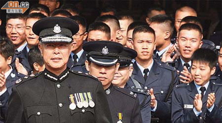 六合彩頭獎中獎幸運兒中，包括警隊前一哥李明逵（左）。