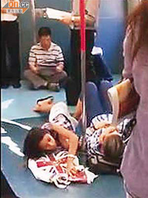 兩名外籍少女當眾瞓在東鐵車廂地下，被指阻塞列車通道。
