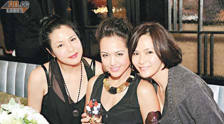 GODIVA朱古力派對<br>名模貝安琪（中）對精美甜品愛不釋手，左為其母劉香萍，右為名模前輩馬詩慧。