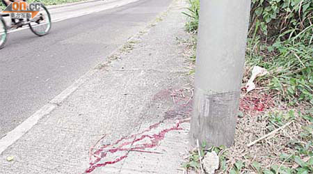 林錦公路意外現場燈柱及地面皆有血漬。	（林明強攝）