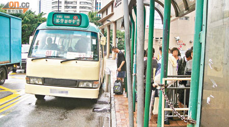91A線專線小巴服務供不應求，惹起乘客不滿。