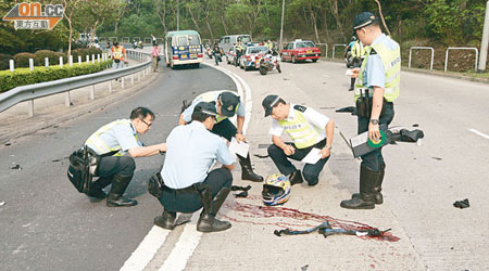 十月廿五日<br>車禍現場遺下大攤血漬，警員在場調查。（梁卓明攝）