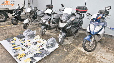 警方起回的五輛電單車、偷車工具及證物。（蘇仲賢攝）