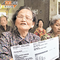 橫頭磡區選民鍾婆婆(九十歲)﹕「明明票站轉彎就係，但依家就要行廿分鐘，搞到票都唔想投﹗」（梁卓怡攝）