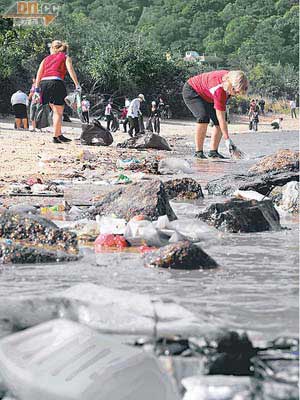 多年來，國際海灘清潔比賽義工收集的垃圾逾一億四千五百萬磅。（受訪者提供）