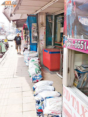 在曼谷街頭及店舖門外可看見大大小小的沙包，防止洪水湧入。