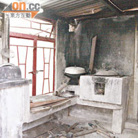 鄧家洪指村內有空置單位遭賊人爆竊後入內居住，廚房亦有被人使用過的痕迹。