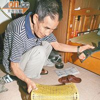石硤尾邨居民陳敏說有次將藤枕頭在地上敲幾下就跳出七、八隻木蝨。