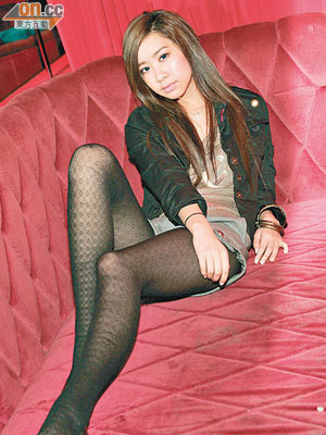 很多女士都希望擁有明星般的「索腿」，圖為歌手吳雨霏。（資料圖片）