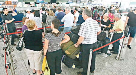 大批旅客昨湧往機場直接向澳航櫃位職員查詢。（麥潤田攝）