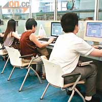 不少基層家庭無力購置電腦，學童只能到附近圖書館上網，影響學習。