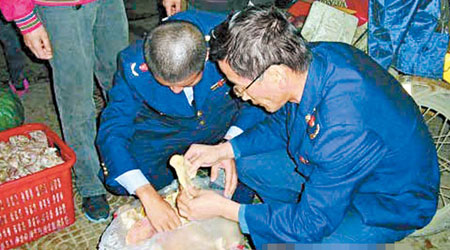 湖南湘潭市的工商所執法人員，在一個菜巿場檢走一批懷疑人造豬耳。（互聯網）