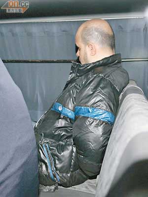 警方當日在行動中拘捕的其中一名外籍男子。