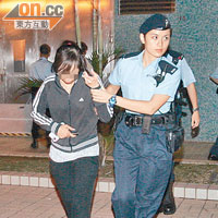 涉案女子被女警帶署調查。（胡德威攝）