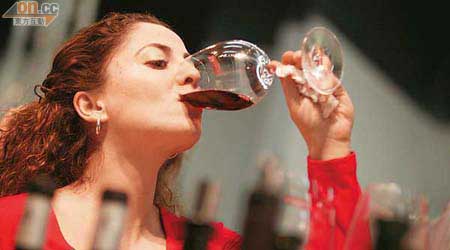 美國最新研究發現，女性偶爾喝小量的酒，也可能會增加患乳癌機會。