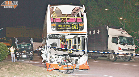 四車相撞意外中，巴士車頭損毀嚴重。（歐展鴻攝）