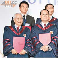 蔣震（前左）、蔡冠深（前右）出席上海復旦大學就職禮。（蘇文傑攝）