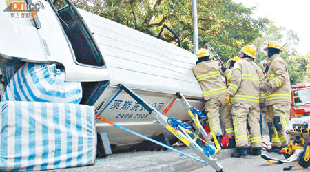 消防動用車身固定器拯救被困車內的司機。（蘇偉明攝）