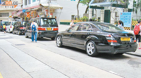 灣仔春園街違例泊車問題存在多時，警方不時執法亦難杜絕。