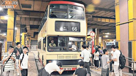 九巴66號「熱狗」全部退役，大批巴士迷在欽州街巴士總站拍照留念。（何耀其攝）