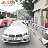 追截違例電單車的警方「隱形戰車」。