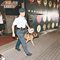 警員帶同警犬到場調查。（楊偉嶽攝）