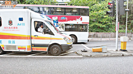 救護車撞毀路中石壆燈箱。（楊偉嶽攝）